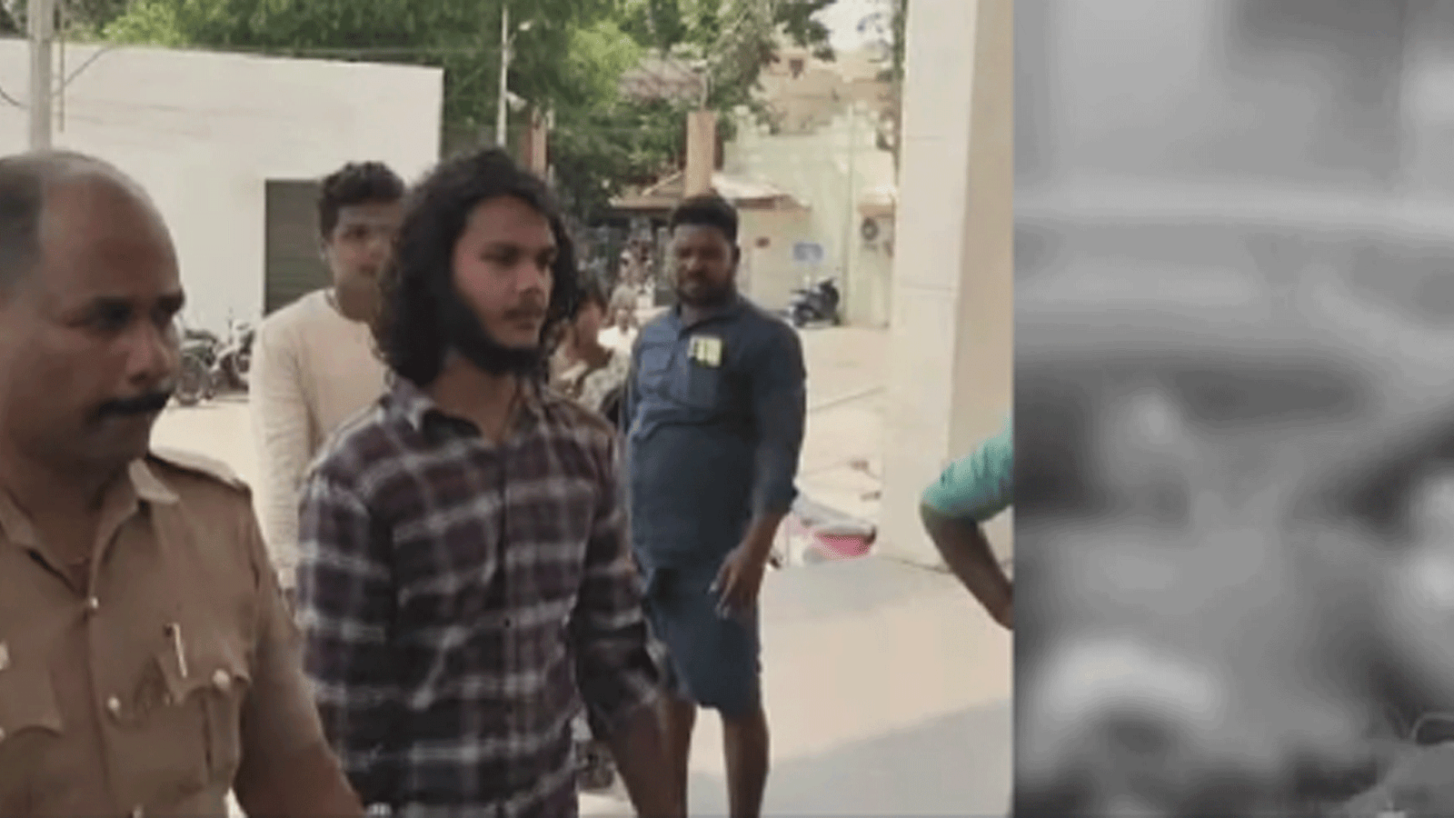 மயிலாடுதுறையில் நள்ளிரவு கொடூரம்: ஒரே குடும்பத்தைச் சேர்ந்த 3 பேருக்கு அரிவாள் வெட்டு! முன்விரோதம் காரணமாக திமுக கவுன்சிலர் மகன் காவல் நிலையத்தில் அதிரடி சரண்!
