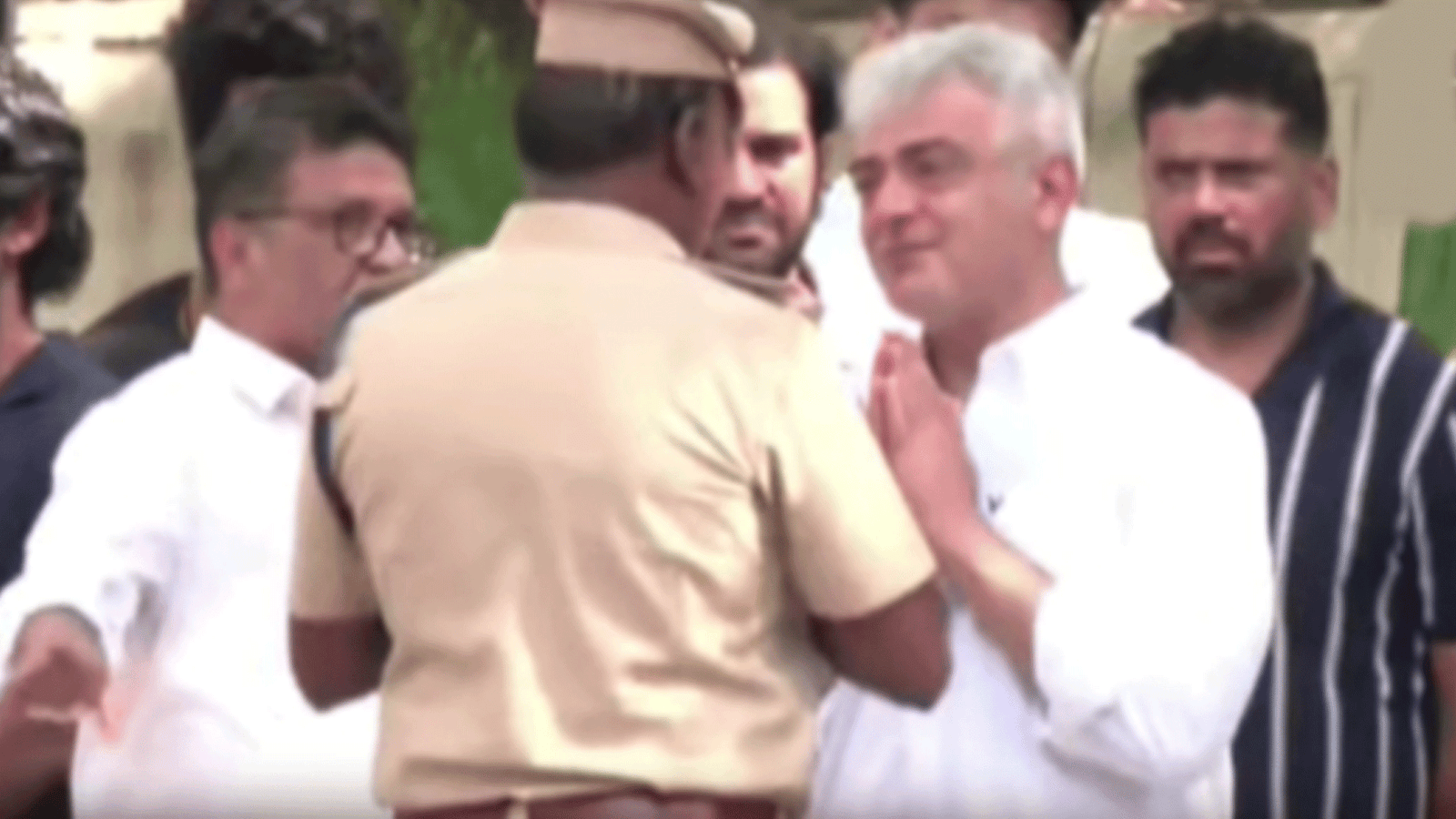 நெகிழ்ச்சித் தருணம்: "போலீசாருக்கு நன்றி" – தாயாரின் இறுதிச் சடங்கில் பாதுகாப்பு வழங்கிய காவல் துறையினருக்கு நடிகர் அஜித்குமார் நேரில் நன்றி தெரிவிப்பு!