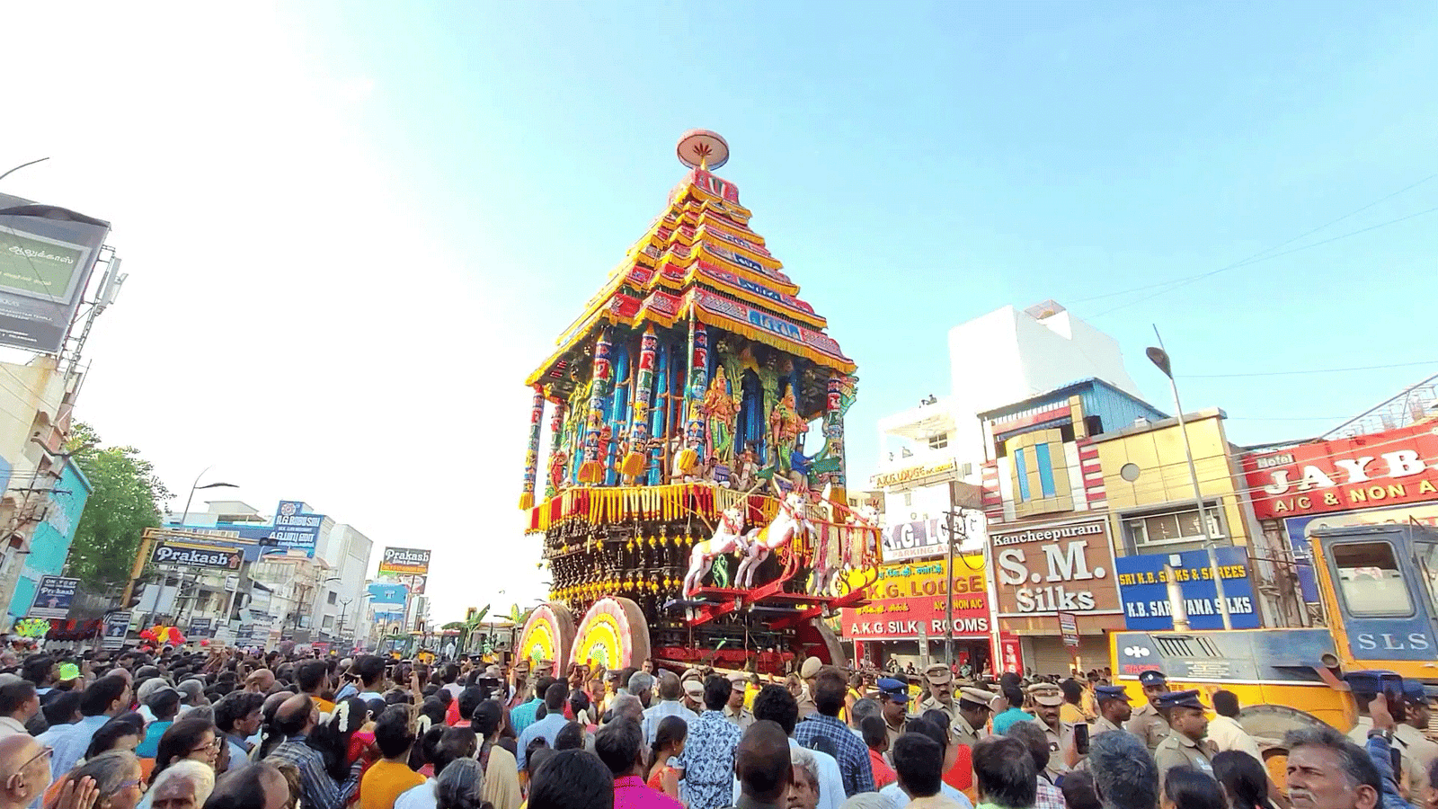 காஞ்சிபுரத்தில் பக்திப் பரவசம்! வரதராஜ பெருமாள் கோவில் மகா தேரோட்டம் கோலாகலம்! 'கோவிந்தா' முழக்கத்துடன் திரளான பக்தர்கள் பங்கேற்பு!