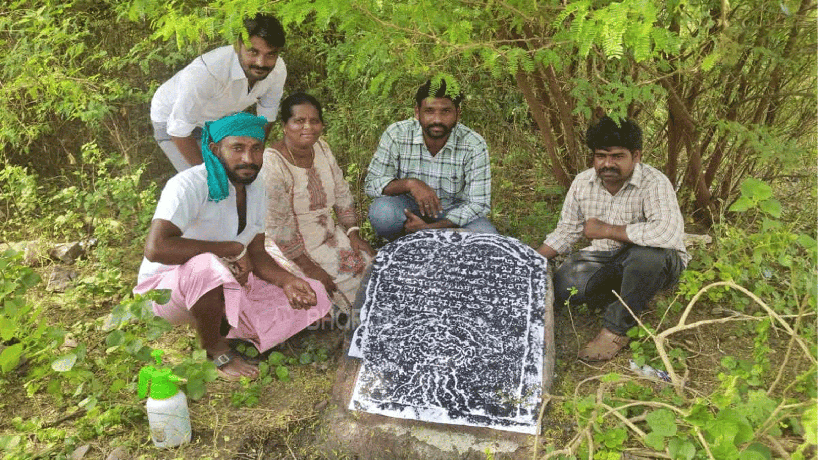 மதுரையில் வரலாற்றுப் புதையல்! சக்குடி கிராமத்தில் 13ஆம் நூற்றாண்டைச் சேர்ந்த 'ஆசிரியம்' பாண்டியர் காலக் கல்வெட்டு கண்டறிப்பு! ஆய்வாளர்கள் நெகிழ்ச்சி!