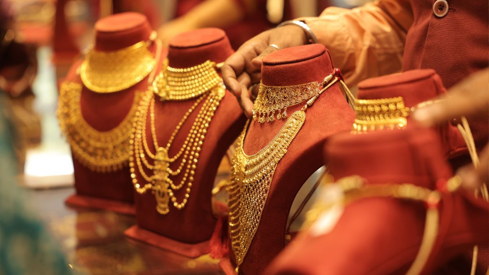 வரலாற்றில் இல்லாத அதிரடி சாய்வு: தங்கம் விலையில் ஒரே நாளில் சவரனுக்கு ₹1,840 வீழ்ச்சி! வெள்ளி கிலோவுக்கு ₹10,000 சரிந்து மிரட்டல்!