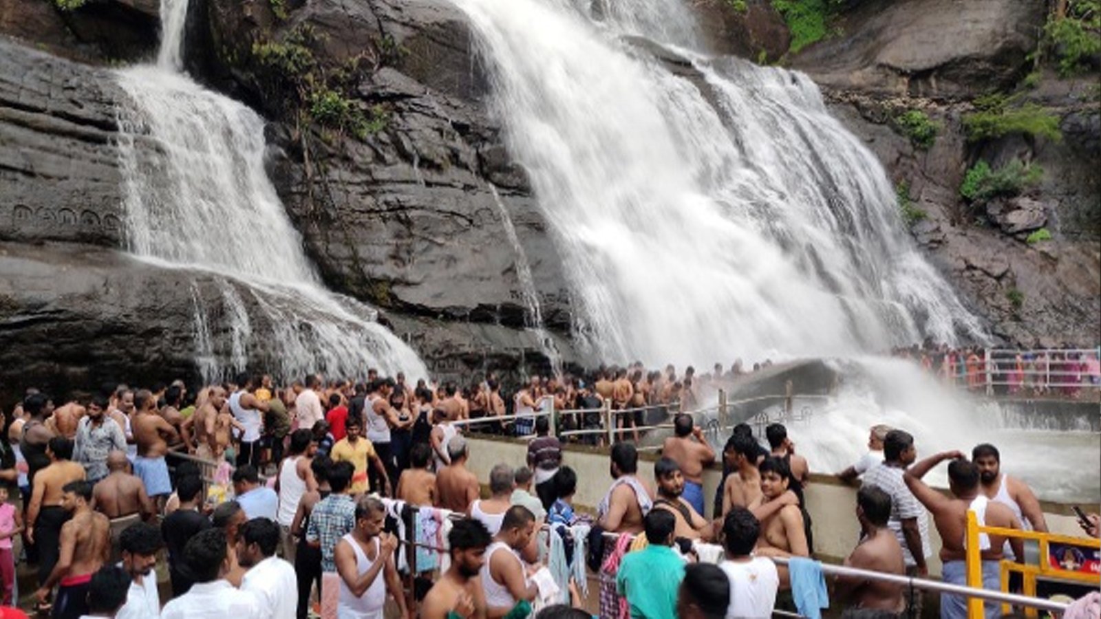 குற்றாலத்தில் சீசன் களைகட்டியது! அருவிகளில் ஆர்ப்பரிக்கும் தண்ணீர்: மெயின் அருவியில் கட்டுமானப் பணி; ஐந்தருவியில் சுற்றுலாப் பயணிகள் உற்சாகக் குளியல்!