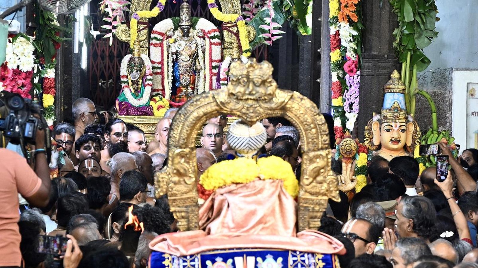 சென்னை திருவல்லிக்கேணி பார்த்தசாரதி பெருமாள் கோவில் தேரோட்டம் - கோலாகலமாகத் தேரை வடம் பிடித்து இழுத்து பக்தர்கள் வழிபாடு!