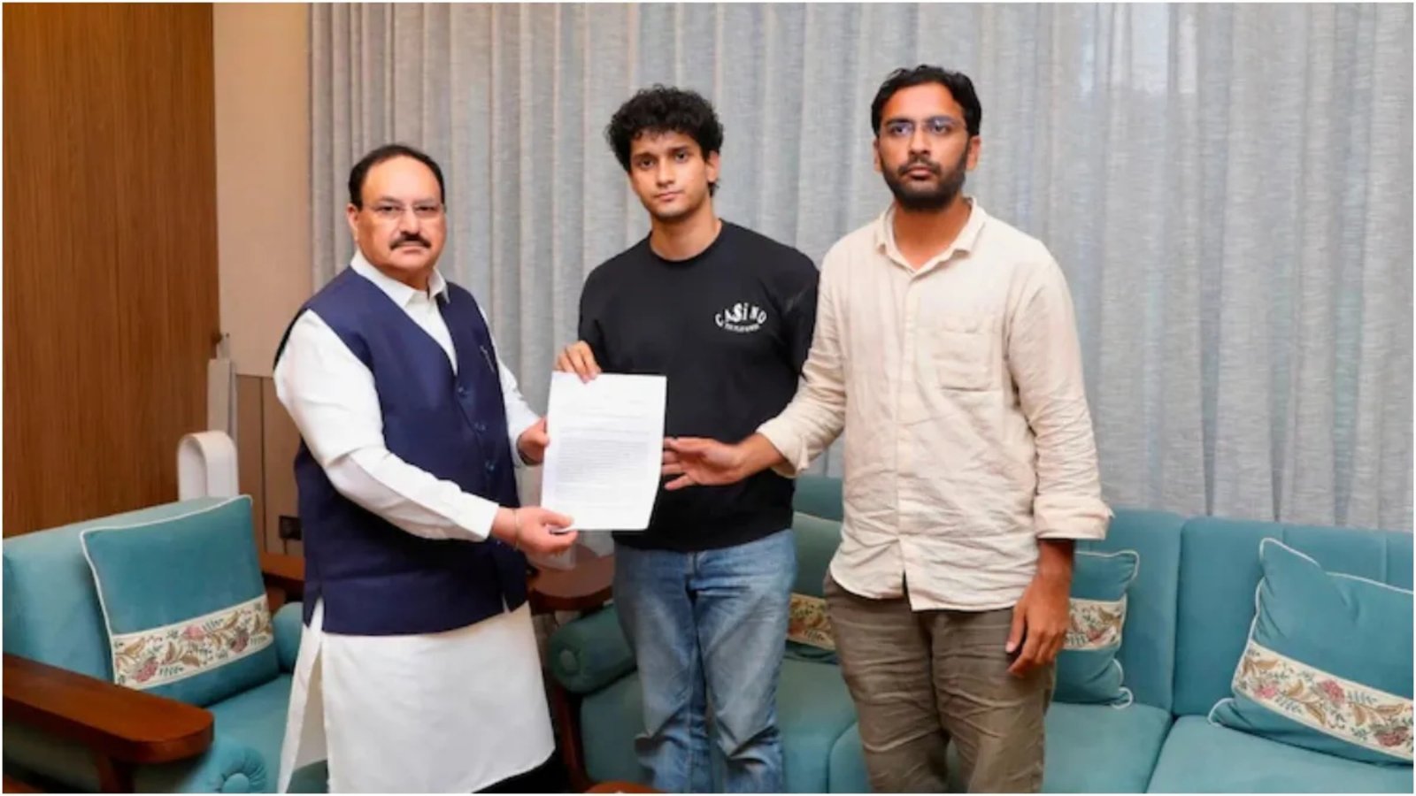 ராஜினாமா செய்யும் மத்திய கல்வி அமைச்சர்? மாணவர் போராட்டம் தீவிரம்... மத்திய அரசுக்கு புதிய சிக்கல்!