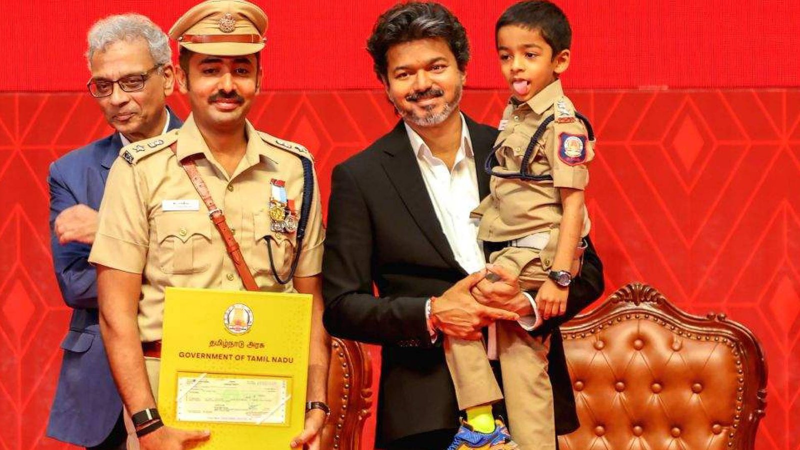 போதைப்பொருள் ஒழிப்பில் சிறப்பாக பணியாற்றிய காவலர்களுக்கு பதக்கம் – முதலமைச்சர் விஜய் வழங்கினார்