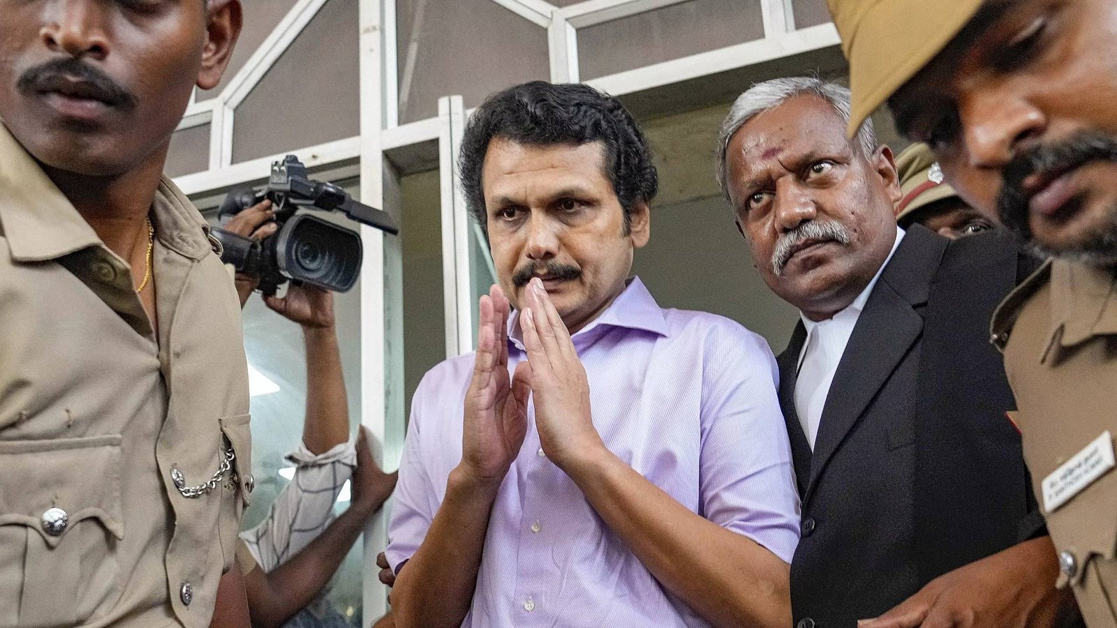 டாஸ்மாக் முறைகேடு வழக்கில் ஜாமீன் மனு: காவல்துறை பதிலளிக்க உத்தரவு, செந்தில் பாலாஜி உள்பட 7 பேர் மீது லஞ்ச ஒழிப்புத்துறை வழக்குப்பதிவு செய்துள்ளனர்.