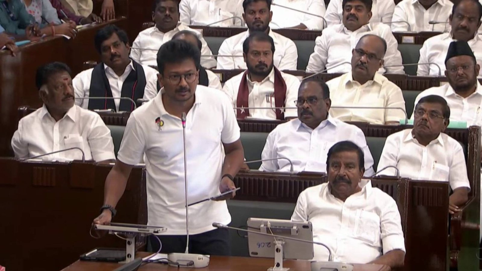 எம்.எல்.ஏ.க்களுக்கு கார் வழங்குவதில் காட்டும் வேகத்தை , விவசாயிகளுக்கான நிதியை கொண்டு சேர்ப்பதிலும் காட்ட வேண்டும் – உதயநிதி