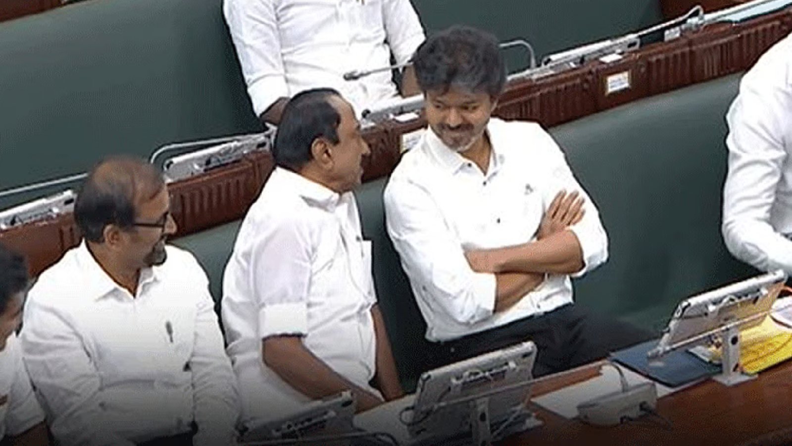 சட்டசபையில் இடம் மாறி அமர்ந்த முதல்-அமைச்சர் விஜய்