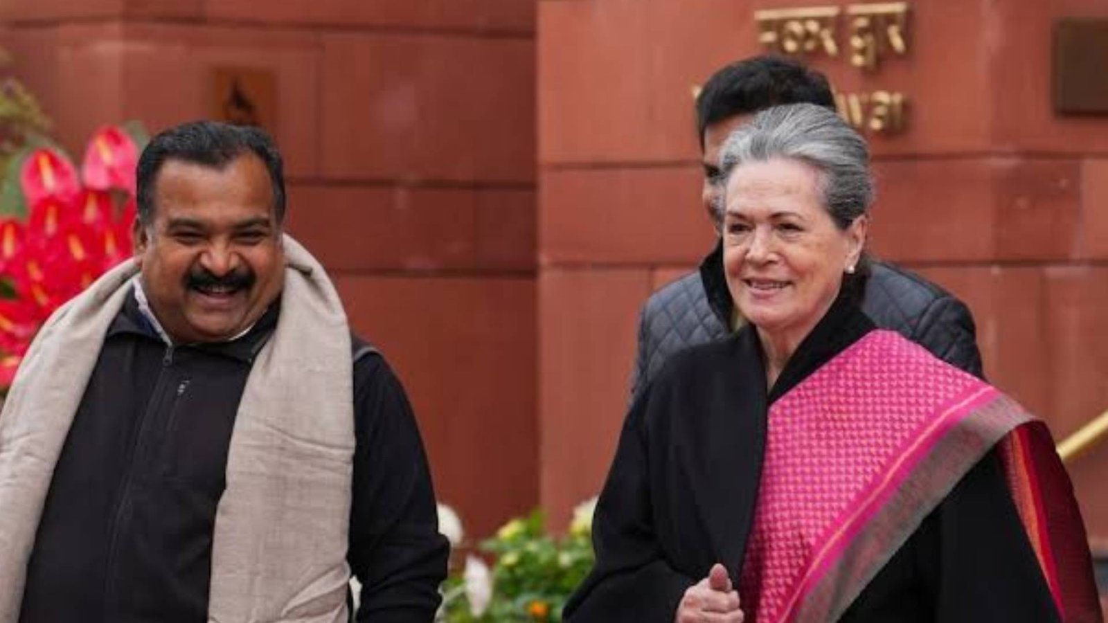 சோனியா காந்தியின் புத்தகத்தை தடுத்து நிறுத்துவது கருத்துச் சுதந்திரத்தை படுகொலை செய்வதற்கு ஒப்பானது - மாணிக்கம் தாகூர்