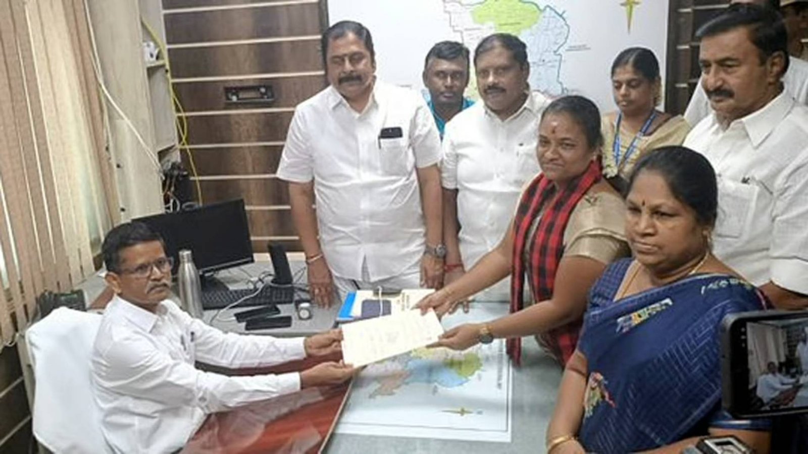 தாராபுரம் இடைத்தேர்தல்: திமுக வேட்பாளர் சுகன்யா வேட்புமனு தாக்கல்! 4முனைப் போட்டியால் சூடுபிடிக்கும் தேர்தல் களம்!