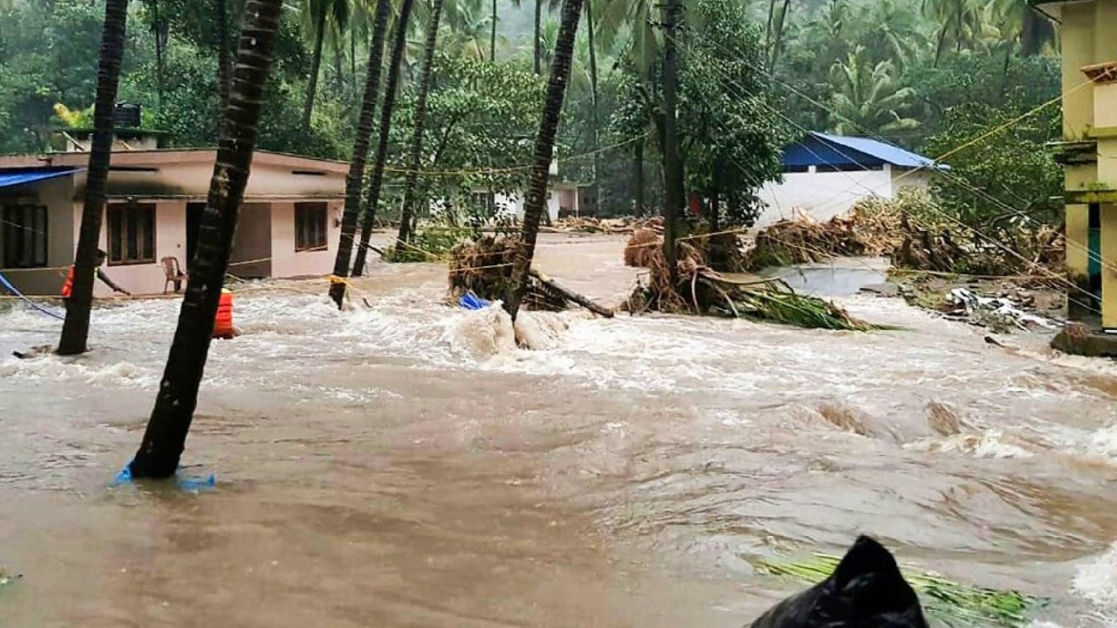 கேரளா | திடீர் கனமழையால் வெள்ளப்பெருக்கு, நிலச்சரிவு: 6 பேர் உயிரிழப்பு; 4 பேர் மாயம்