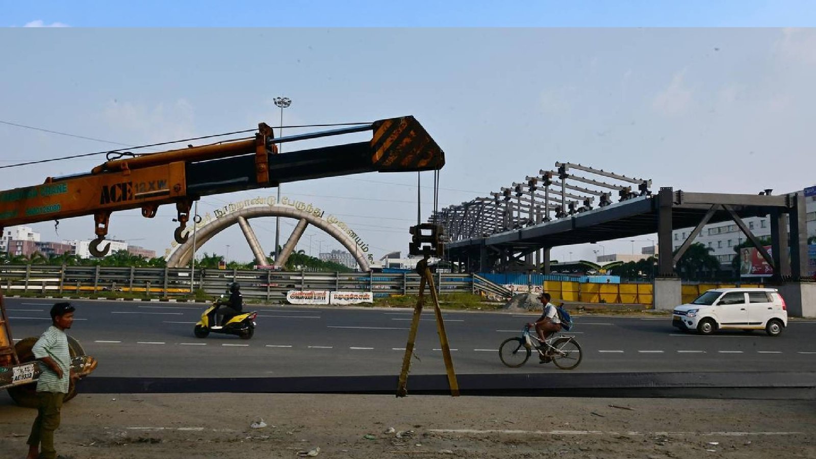 கிளாம்பாக்கம் ரயில் - பேருந்து நிலையத்தை இணைக்கும் ஆகாய நடைபாதை பணிகள் தீவிரம்!