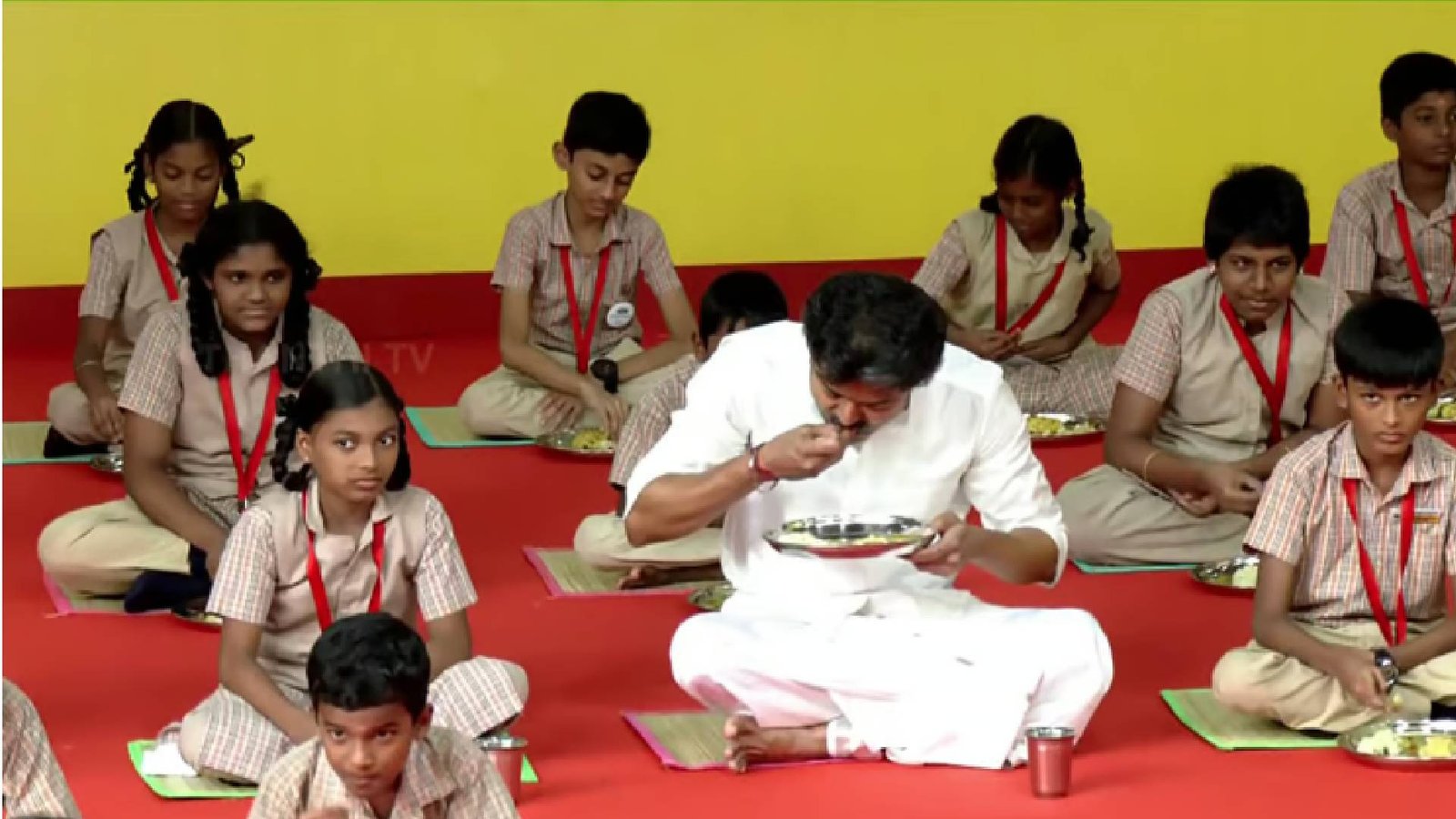 காலை உணவு திட்டம் விரிவாக்கம்: பள்ளி மாணவர்களுடன் அமர்ந்து உணவருந்திய முதல்வர் விஜய்!