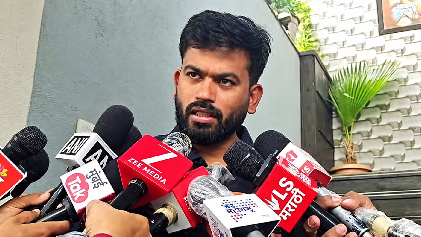 அசாமில் கரப்பான்பூச்சி ஜனதா கட்சி முக்கிய நிர்வாகி கைது – அபிஜித் தீப்கே குற்றச்சாட்டு