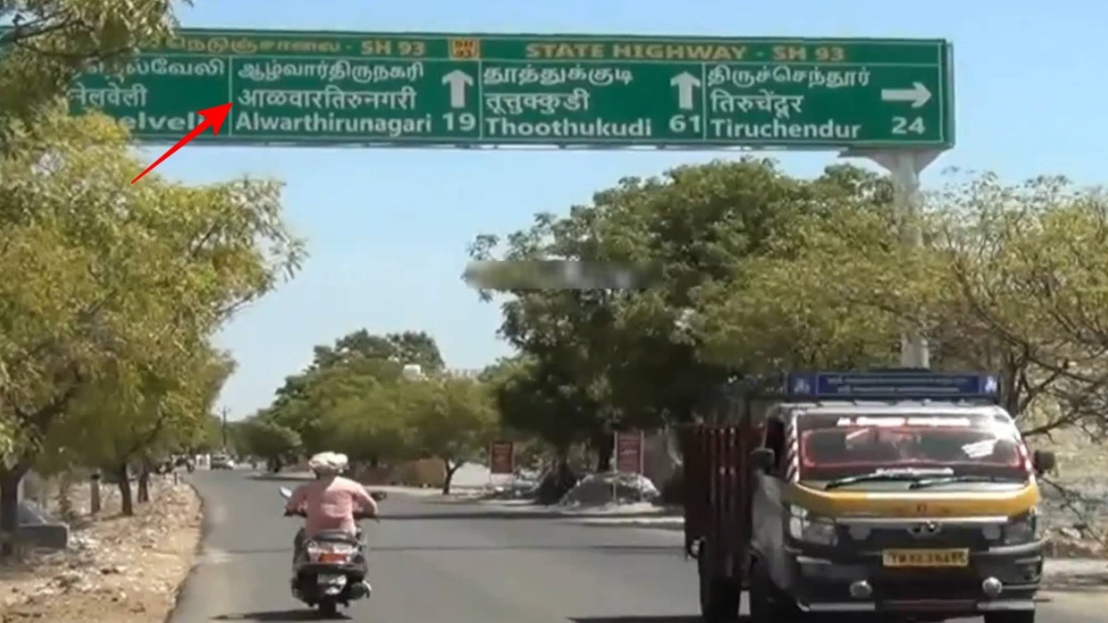 தூத்துக்குடியில் சாலை வழிகாட்டி பெயர்ப் பலகையில் இந்தி எழுத்துகள்: பரபரப்பு!