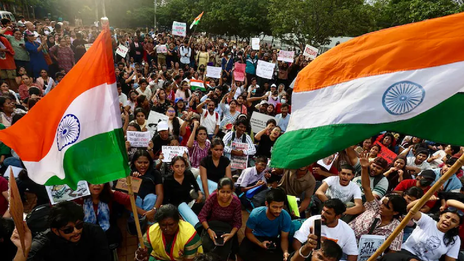 தலைமைத் தேர்தல் ஆணையர் பதவி விலகக் கோரி டெல்லியில் மீண்டும் போராட்டம் – இளைஞர்களை வலுக்கட்டாயமாக கைது செய்த போலீசார்