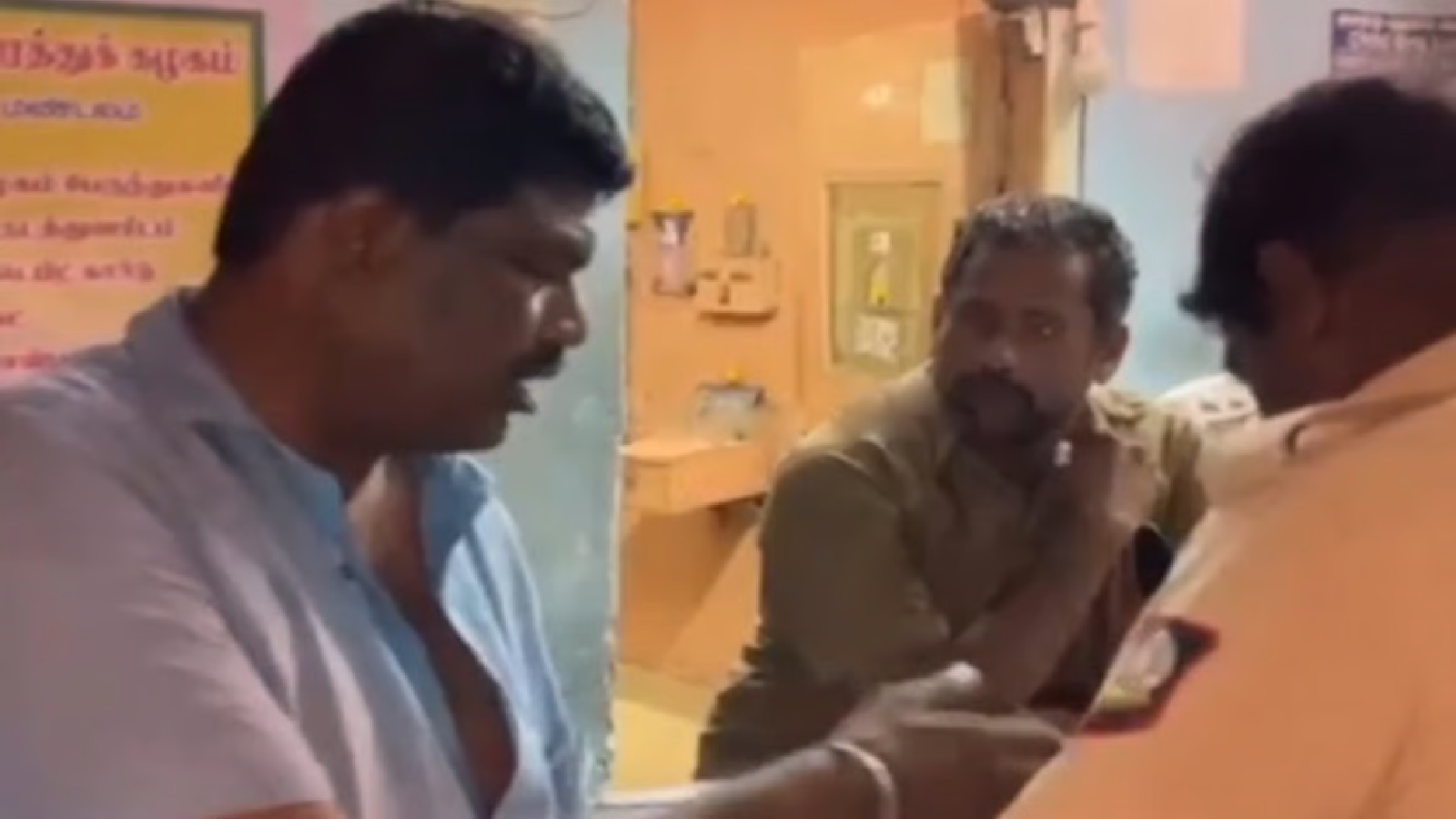 ஓட்டுநர் போல உடை அணிந்து அரசு பேருந்தை இயக்க முயன்ற போதை ஆசாமி: நாகையில் பரபரப்பு!