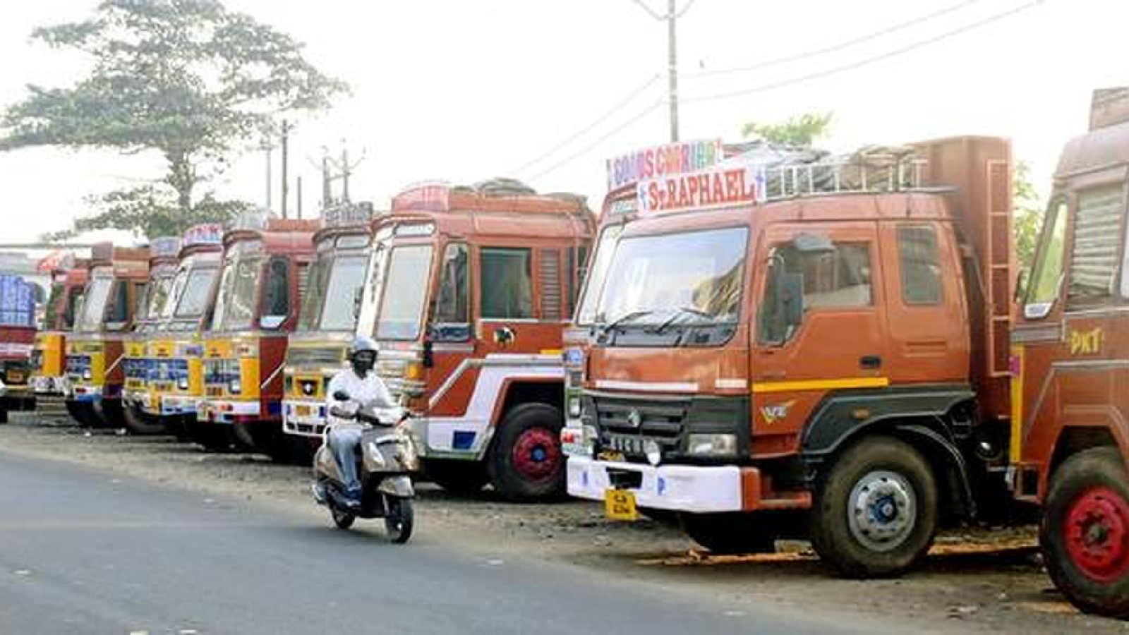 விதி மீறல்: 9 கனரக லாரிகளுக்கு ரூ.45 ஆயிரம் அபராதம் – தூத்துக்குடியில் போக்குவரத்து போலீசார் அதிரடி!
