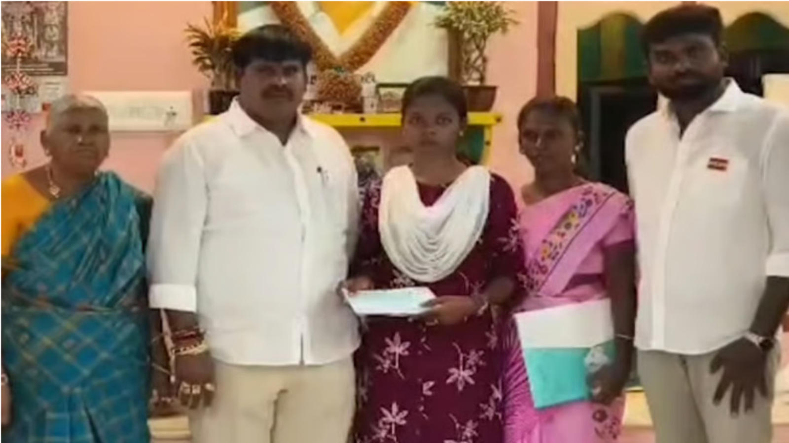 ஏழை மாணவியின் மருத்துவக் கனவுக்கு உதவிய தொழிலதிபர் – முழுக் கல்விச் செலவையும் ஏற்க உறுதி!