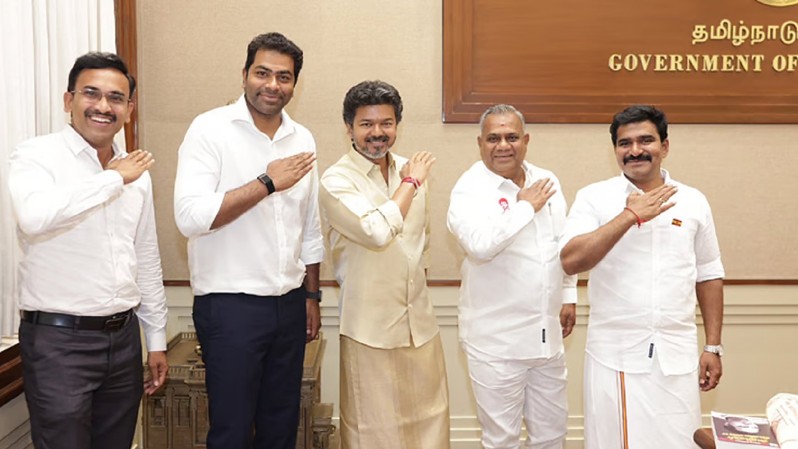 இடைத்தேர்தலில் வெற்றி: அமைச்சர்களுடன் வைரல் சைகை காட்டிய முதல்-அமைச்சர் விஜய் தமிழக அரசியல் களத்தில் நடைபெற்ற இடைத்தேர்தல் வெற்றியைத் தொடர்ந்து