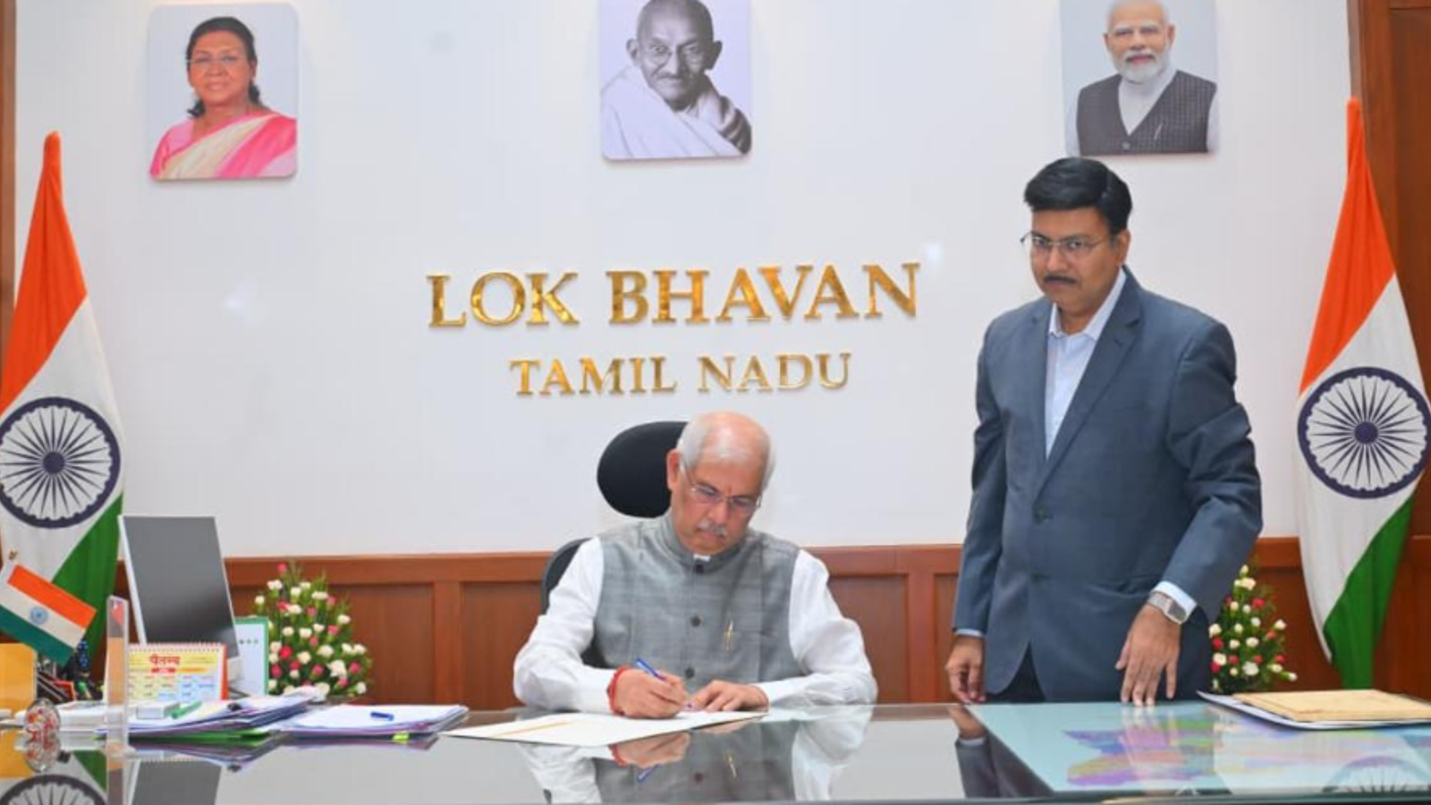 முழுநேர ஆளுநராக  பதவி ஏற்று கொண்ட ஆர்லேகர்