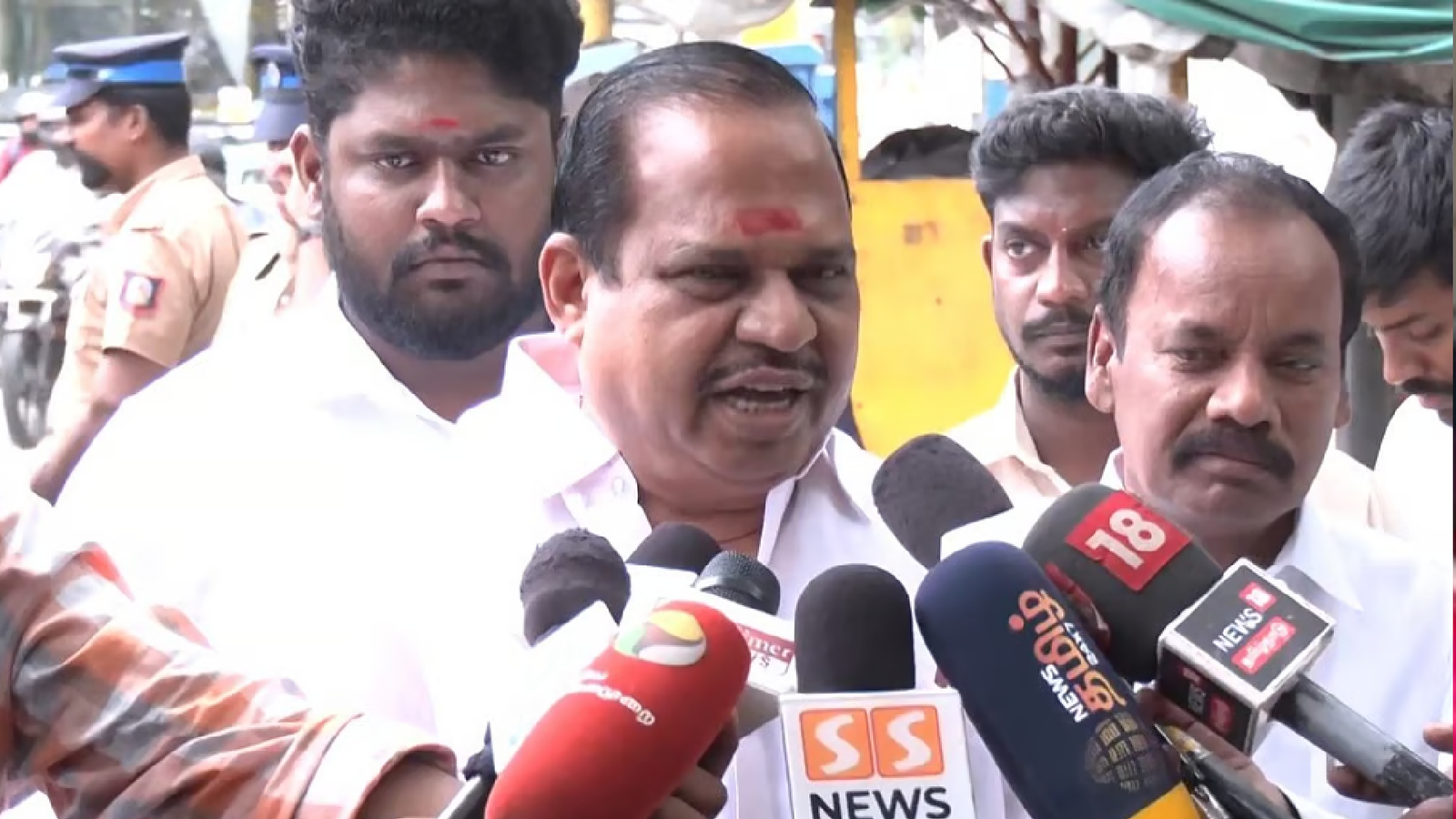 "குதிரை பேரத்தை ஊக்குவிக்கும் செங்கோட்டையன்": ஆளுநரிடம் அதிமுக சார்பில் பரபரப்பு புகார் மனு!