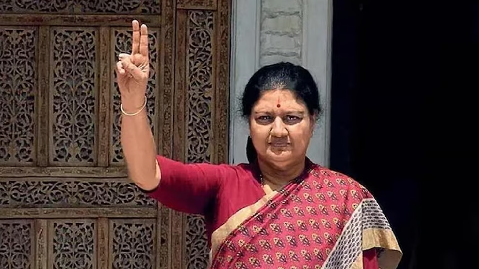 வேடிக்கை பார்த்தால் அதிமுகவை காப்பாற்றுவது கடினம்" - பிரிந்தவர்கள் ஒன்றிணைய வி.கே. சசிகலா பகிரங்க அழைப்பு!