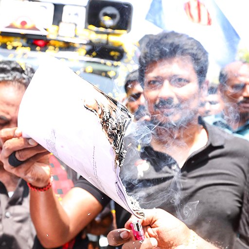 தீ_பரவட்டும்: மதுரையில் கருப்புச் சட்ட நகலை எரித்து உதயநிதி ஸ்டாலின் அதிரடி!