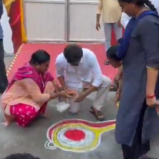 தரையில் அமர்ந்து கோலம் போட்ட விஜய்! - பெரம்பூரில் நெகிழ்ச்சியான சம்பவம்.