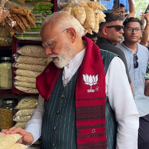 மேற்கு வங்கத்தில் பிரதமர் மோடி 'சர்ப்ரைஸ்' விசிட்: ஜார்கிராமில் உள்ளூர் தெரு உணவுகளை ருசித்து மகிழ்ந்த பிரதமர்!