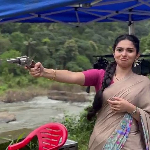 கையில் துப்பாக்கி.. குறையாத கியூட்னஸ்! துப்பாக்கி சுடும் பயிற்சியில் மிரட்டும் நடிகை காயடு லோஹர் - வைரலாகும் வீடியோ!