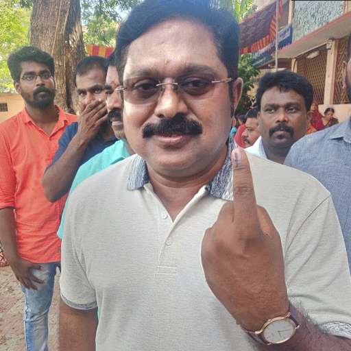 சென்னை அடையாறு தாமோதரபுரம் அரசு பள்ளியில் டிடிவி தினகரன் வாக்களித்தார்!