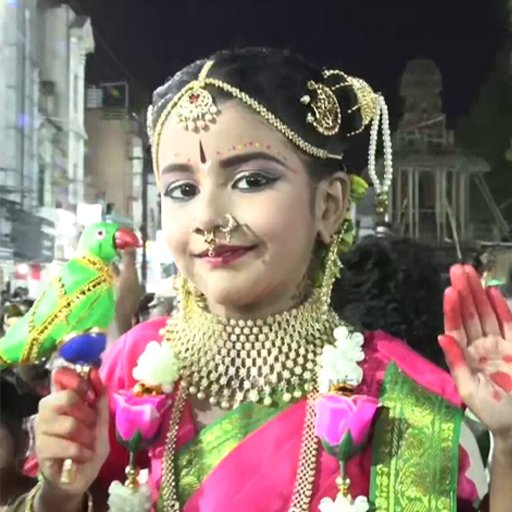 மதுரையில் குட்டி மீனாட்சியும் விநாயகரும்: நேர்த்திக்கடனுக்காக விதவிதமான வேடமணிந்து வந்த சிறுவர்கள் - சித்திரை திருவிழாவில் நெகிழ்ச்சி!