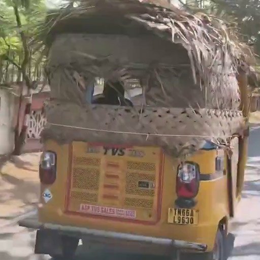 ஏசி-யே தோத்துடும்! ஆட்டோ மேற்கூரையில் தென்னங்கீற்றுகள்: வெயிலை வெல்ல தமிழக ஓட்டுநரின் 'கிளாசிக்' ஐடியா!