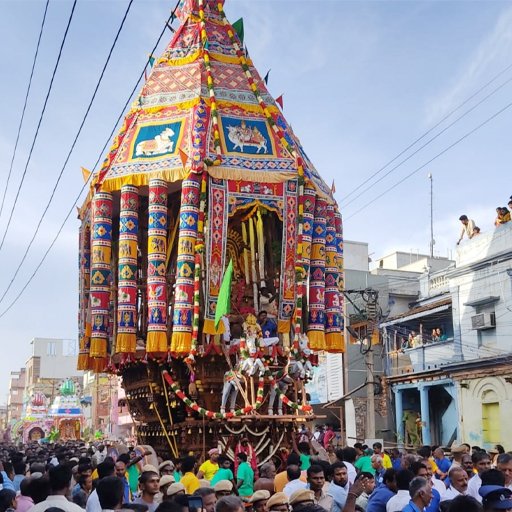 தஞ்சை பெரிய கோயிலில் சித்திரைத் தேரோட்டம்: ஆயிரக்கணக்கான பக்தர்கள் வடம் பிடித்து இழுக்கக் கோலாகலமாகத் தொடங்கியது!
