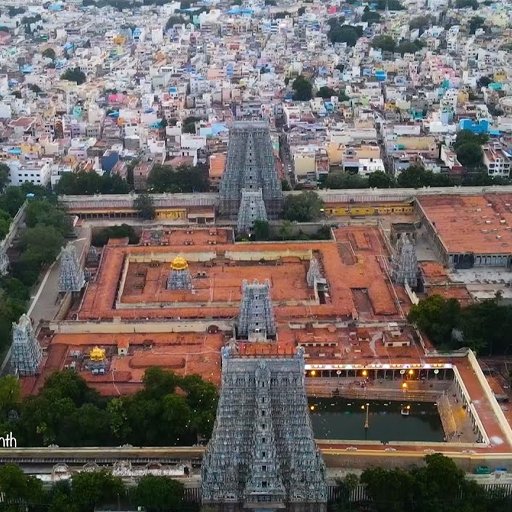 மதுரையில் பயங்கரம்: மீனாட்சி அம்மன் கோயில் கார் பார்க்கிங்கில் 17 வயது சிறுவன் ஓட ஓட விரட்டி வெட்டிக்கொலை! சித்திரைத் திருவிழா முன்விரோதத்தால் கொடூரம்!