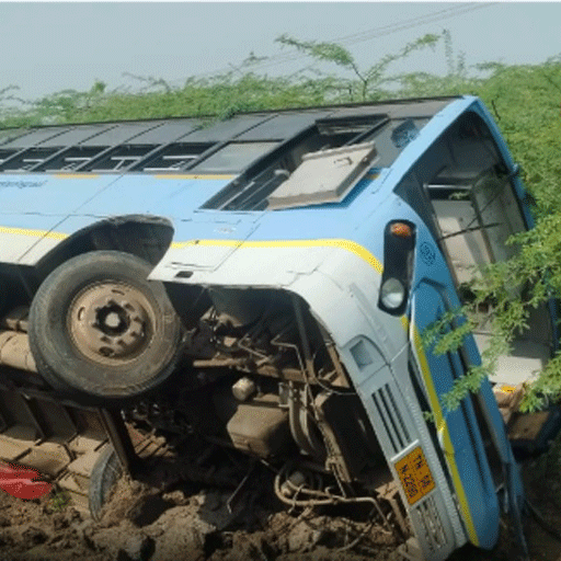 சிவகங்கை அருகே பெரும் பரபரப்பு: 60 பயணிகளுடன் சென்ற அரசு பேருந்து கவிழ்ந்து கோர விபத்து – 30-க்கும் மேற்பட்டோர் காயம்!