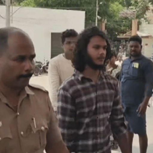 மயிலாடுதுறையில் நள்ளிரவு கொடூரம்: ஒரே குடும்பத்தைச் சேர்ந்த 3 பேருக்கு அரிவாள் வெட்டு! முன்விரோதம் காரணமாக திமுக கவுன்சிலர் மகன் காவல் நிலையத்தில் அதிரடி சரண்!