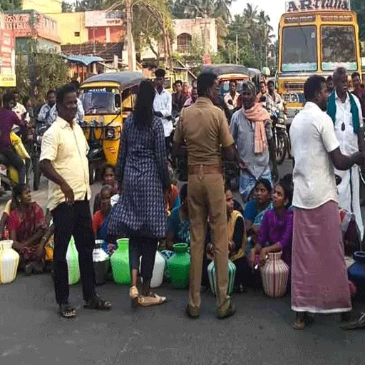 குடிநீர் கேட்டு வெடித்த போராட்டம்: கடந்த 15 நாட்களாகத் தவித்த பொதுமக்கள்! சாலை மறியலில் ஈடுபட்டவர்களை வலுக்கட்டாயமாகக் கைது செய்த காவல் துறை!