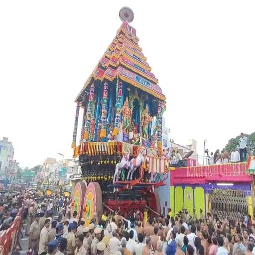 காஞ்சிபுரத்தில் பக்திப் பரவசம்! வரதராஜ பெருமாள் கோவில் மகா தேரோட்டம் கோலாகலம்! 'கோவிந்தா' முழக்கத்துடன் திரளான பக்தர்கள் பங்கேற்பு!