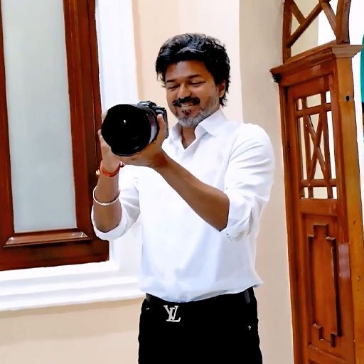புகைப்படக் கலைஞரை படம் எடுத்த முதலமைச்சர் விஜய்