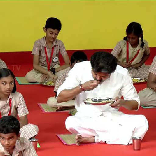 காலை உணவு திட்டம் விரிவாக்கம்: பள்ளி மாணவர்களுடன் அமர்ந்து உணவருந்திய முதல்வர் விஜய்!