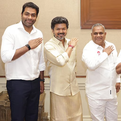 இடைத்தேர்தலில் வெற்றி: அமைச்சர்களுடன் வைரல் சைகை காட்டிய முதல்-அமைச்சர் விஜய் தமிழக அரசியல் களத்தில் நடைபெற்ற இடைத்தேர்தல் வெற்றியைத் தொடர்ந்து